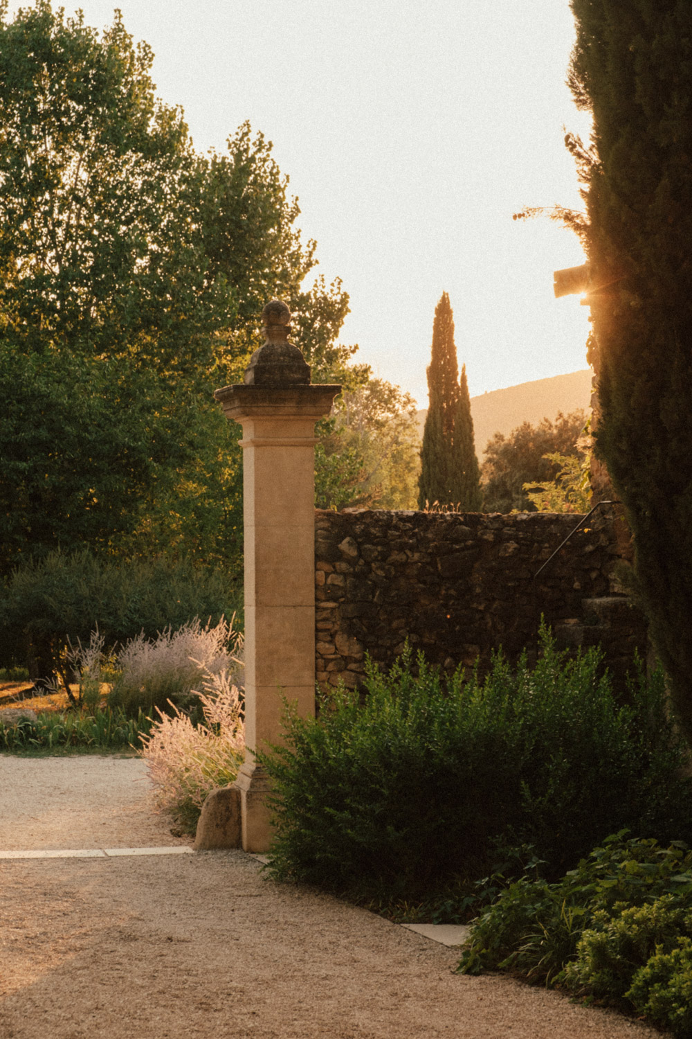 entrée de l'hotel le galinier lourmarin