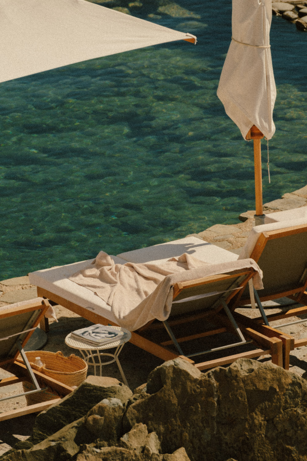 piscine naturelle et transat aux roches rouges