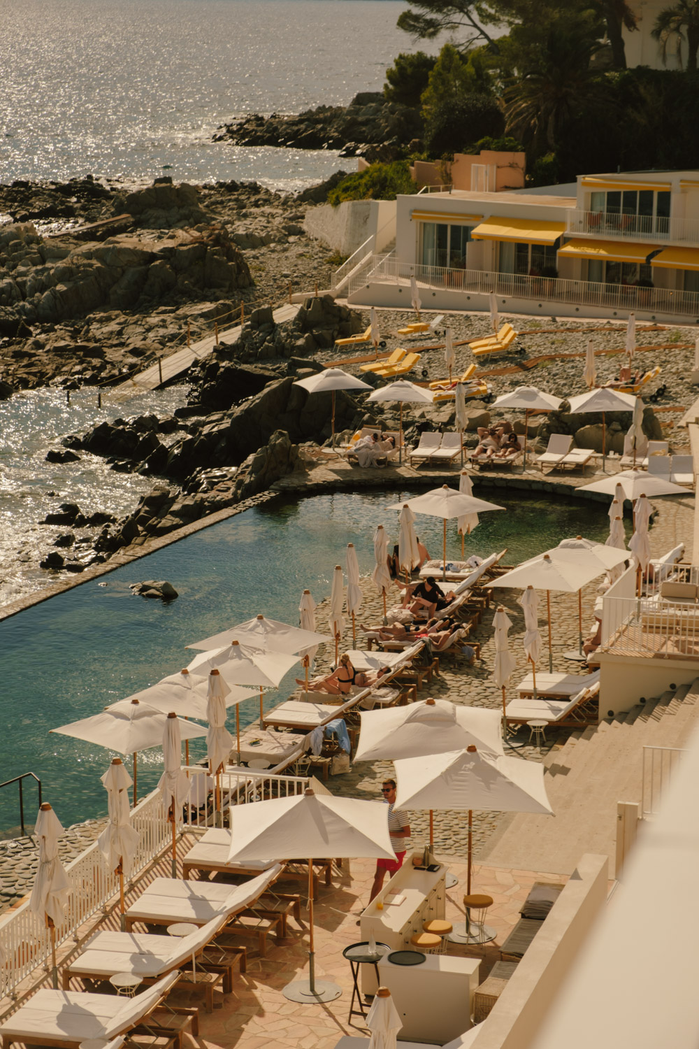 piscine naturelle et transat aux roches rouges